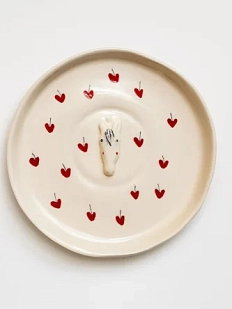 Тарелка ручной работы Мария Гордеева с фигуркой Лошадка, белая с красными сердечками, полуфарфор, 18 см