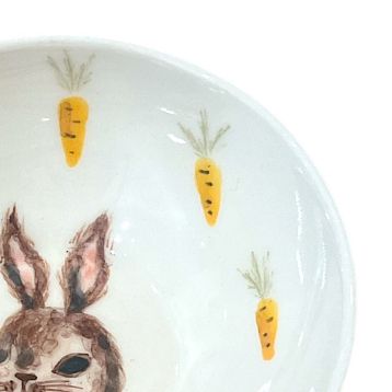Пиала ручной работы с росписью внутри Зайка с морковкой, белая, фарфор, 10 см, фото 3.