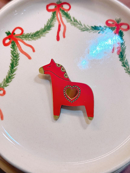 Брошь «Лошадка с сердечком», красная, фото 1.