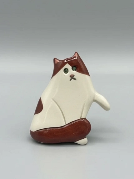 Брошь ручной работы Екатерина Юдо «Кот с лапкой», бело-коричневый, керамика, фото 1.
