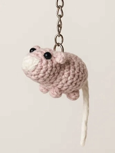 Вязаный брелок «Крыса», розовый