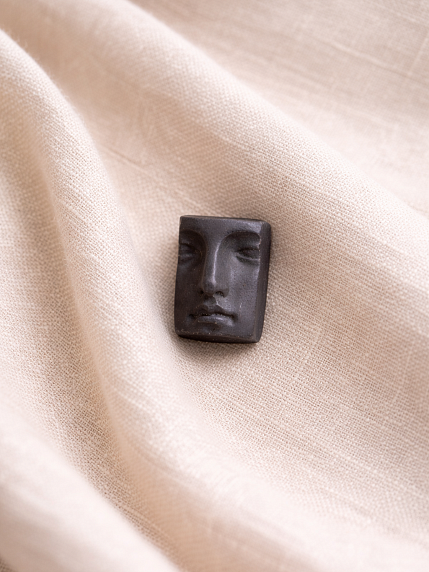 Брошь ручной работы Bulygin «Античный нос», чёрная, фарфор, фото 3.