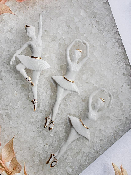 Брошь ручной работы Bulygin «Балерина Па №2», фарфор, бело-золотистая, фото 2.