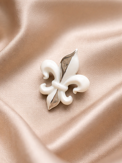 Брошь ручной работы Bulygin «Геральдическая лилия», бело-серебристая, фарфор, фото 2.