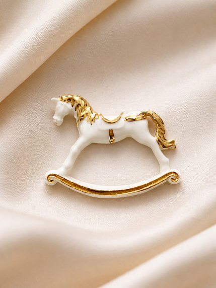Брошь ручной работы Bulygin «Лошадка», фарфор, бело-золотистая, фото 3.