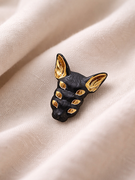 Брошь ручной работы Bulygin «Кошка 6 глаз», фарфор, чёрно-золотистая, фото 2.