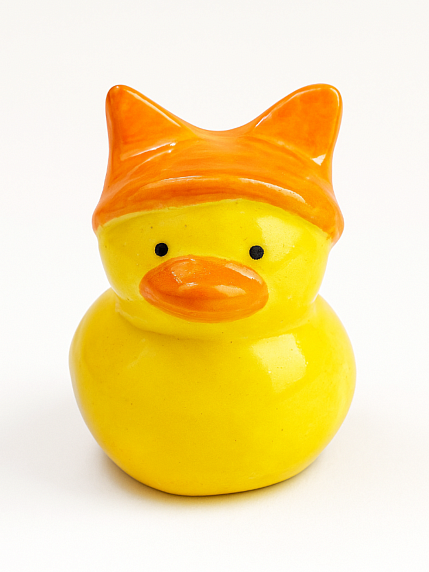 Керамическая фигурка Уточка в оранжевой шапке с ушками, 7 см, фото 1.