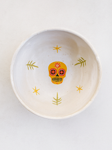 Пиала ручной работы с черепами, светло-бежевая, 9 см