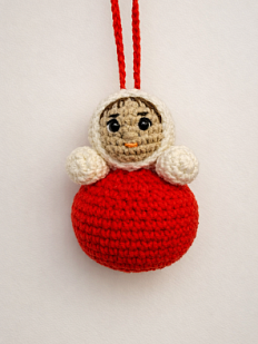 Вязаный брелок «Неваляшка»