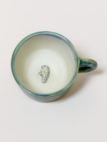 Кружка ручной работы с фигуркой внутри Тюлень, зелёная, керамика, 400 мл, фото 1.