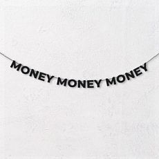 Гирлянда из чёрных букв «Money Money Money»