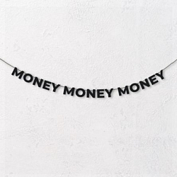 Гирлянда из чёрных букв «Money Money Money»