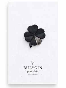 Брошь ручной работы Фарфор Булыгина «Клевер», чёрно-серебристая