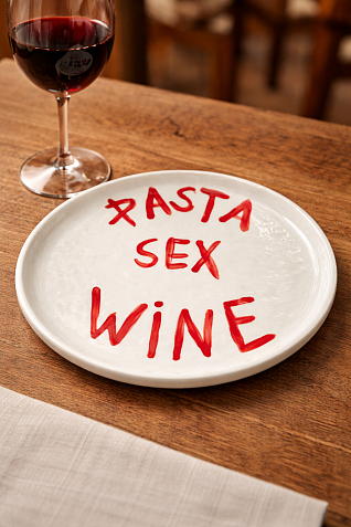 Тарелка ручной работы MayMood «Pasta Sex Wine», керамика, 19 см, фото 2.