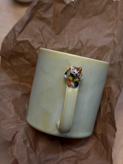 Кружка ручной работы цилиндр с фигуркой на ручке «Котик», светло-зеленая, 380 мл, фото 1.