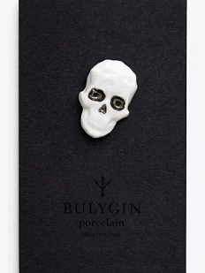 Брошь ручной работы Фарфор Булыгина «Череп полигональный», бело-серебристая