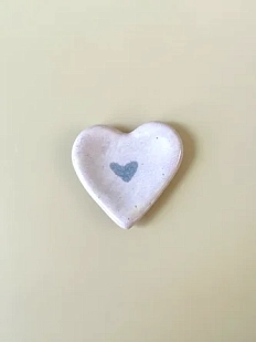 Блюдце ручной работы Августа в виде сердечка с рисунком, лавандовое, керамика, 6 см