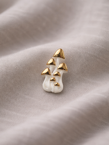 Брошь ручной работы Bulygin «Грибы», фарфор, бело-золотистая, фото 2.