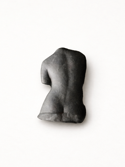 Брошь ручной работы Bulygin «Торс спина», чёрная, фарфор, фото 4.