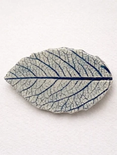 Брошь ручной работы Elizabeth Madar Лист, тёмно-синяя, керамика