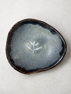 Тарелка ручной работы Кимбриа «Белый цветок», серая, керамика, 13 см