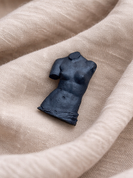 Брошь ручной работы Bulygin «Античный торс», чёрная, фарфор, фото 4.