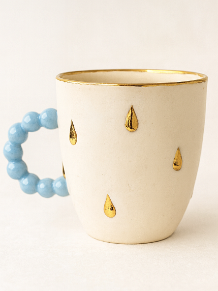 Кружка ручной работы из фарфора, белая с золотыми каплями и голубой ручкой, объём 300 мл, фото 2.