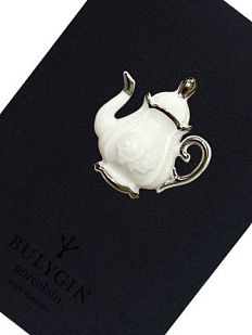 Брошь ручной работы Bulygin «Кофейник», бело-серебристая, фарфор