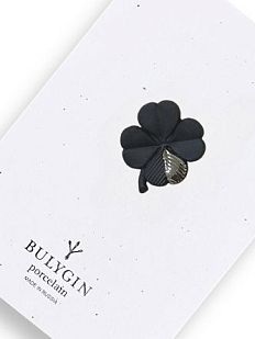 Брошь ручной работы Bulygin «Клевер», фарфор, чёрно-серебристая