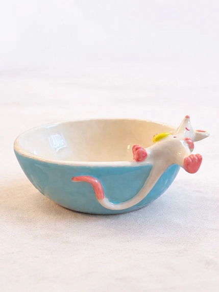 Глубокая тарелка ручной работы «Мышка с сыром», голубая, керамика, 16 см, фото 2.