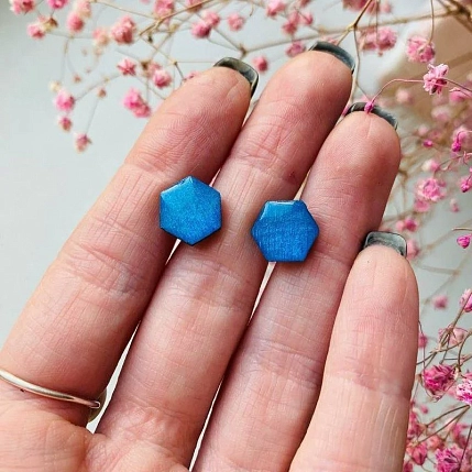 Серёжки-гвоздики «Соты», дерево, гипоаллергенный сплав, синие блёстки, фото 3.