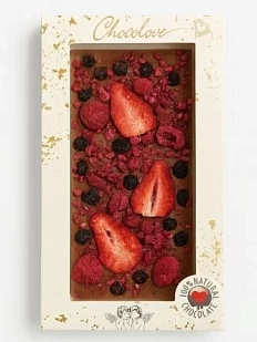 Шоколад молочный с клубникой, малиной и черной смородиной, 90 г