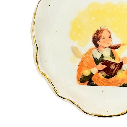 Блюдце ручной работы «Девушка с книгой», белая, фарфор, 10,5 см, фото 2.