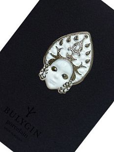 Брошь ручной работы Bulygin «Кокошник», бело-серебристая, фарфор