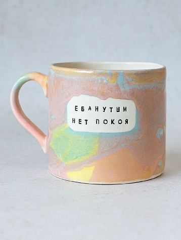 Кружка ручной работы Тата вытворяет/NF ceramics «Е**нутым нет покоя», розовая, керамика, 500 мл, фото 1.