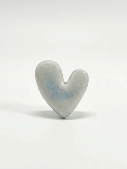 Брошь ручной работы КерамЕлКа «Пухлое сердце», светло-голубая, керамика, фото 1.