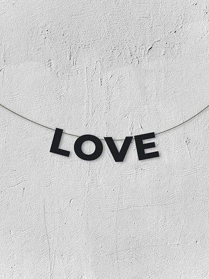 Гирлянда из чёрных букв «Love», фото 1.