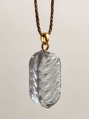 Подвеска ручной работы Счастливые истории «Карамелька» на коричневой ленточке, полимерная глина, фото 1.