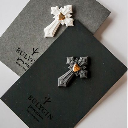 Брошь ручной работы Bulygin «Крест», фарфор, чёрно-золотистая, фото 3.
