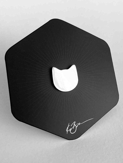 Значок «Силуэт котика», серебристый, фото 1.