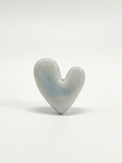 Брошь ручной работы «Пухлое сердце», светло-голубая, керамика, фото 1.