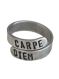 Кольцо металлическое «Carpe Diem/Лови момент» 17/19
