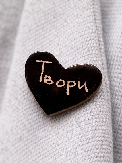 Брошь ручной работы Elizabeth Madar сердечко «Твори», черный, керамика, фото 2.