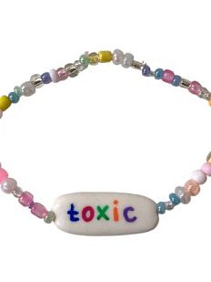 Браслет ручной работы из бисера с надписью «Toxic»