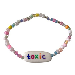 Браслет ручной работы из бисера с надписью «Toxic»