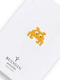 Брошь ручной работы Фарфор Булыгина «Захватчик» №2 малая, оранжевая