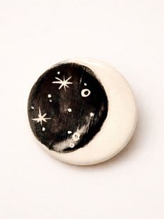 Брошь ручной работы Elizabeth Madar Месяц, круглая, керамика