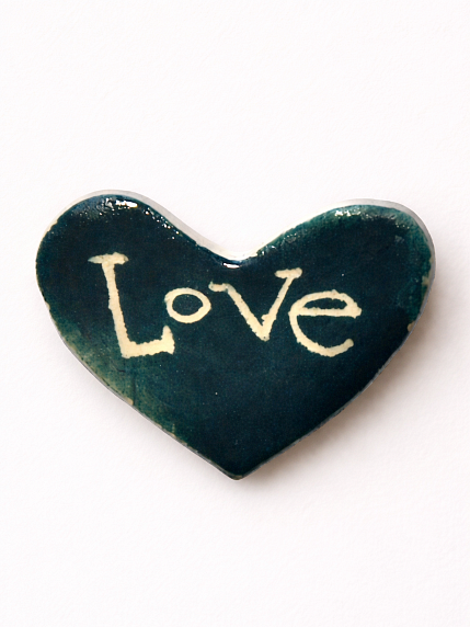 Брошь ручной работы Elizabeth Madar сердечко Love, тёмно-синяя, керамика, фото 1.