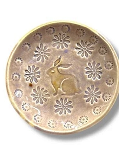 Блюдце ручной работы «Заяц», бежевое, керамика, 14 см