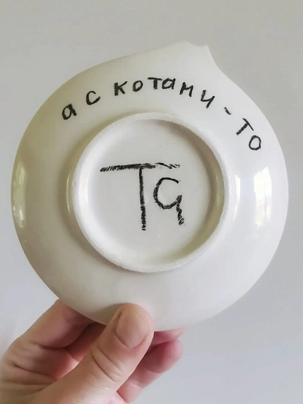 Блюдце ручной работы Taniko Ga «Без котов все не то», белая, керамика, 12 см, фото 2.